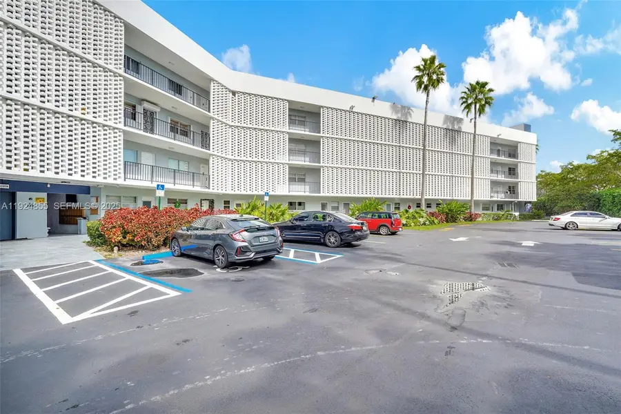 879 NE 195th St #424, Miami, FL 33179 - Image #3