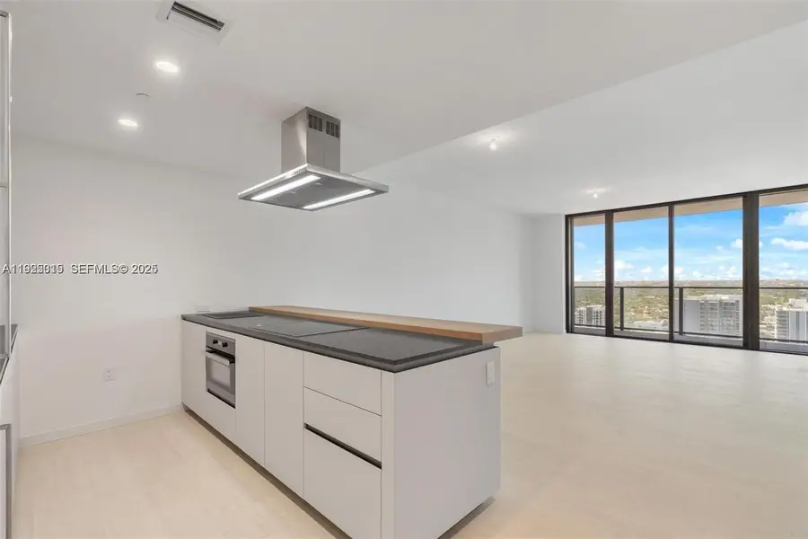 1000 Brickell Plz #3310, Miami, FL 33131 - Image #2