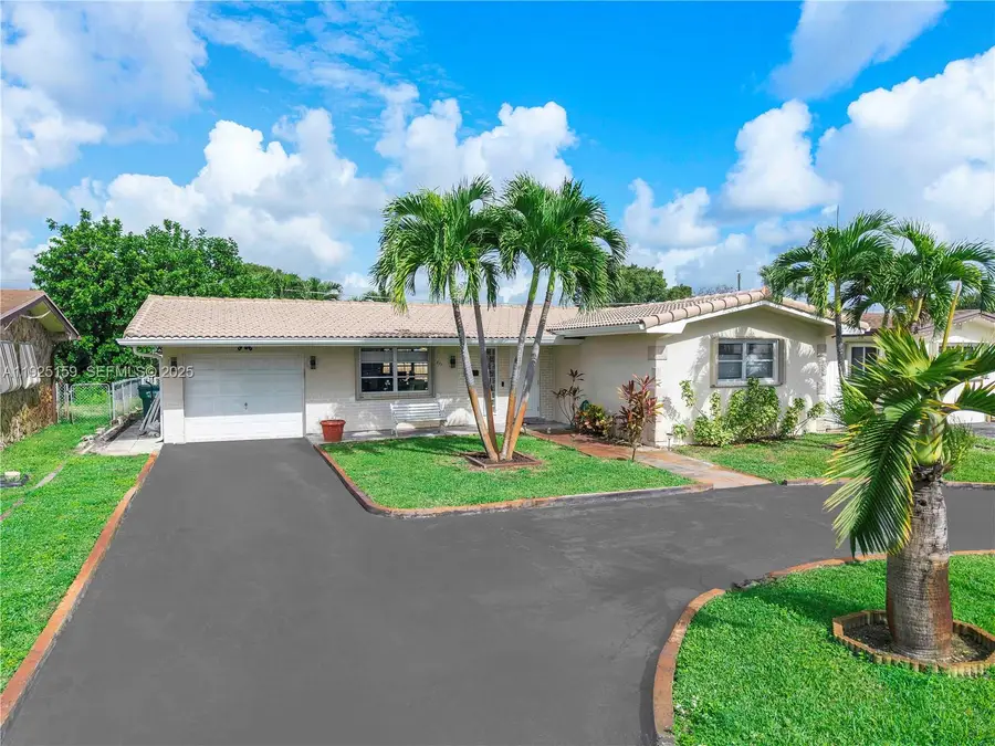 8831 NW 11th St, Pembroke Pines, FL 33024 - Image #3