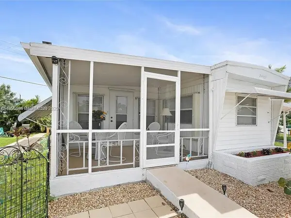 8616 SW 16th Pl, Davie, FL 33324