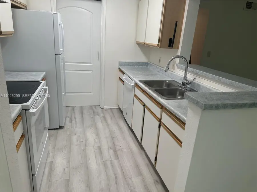 2420 NW 33rd St #1011, Oakland Park, FL 33309 - Image #3