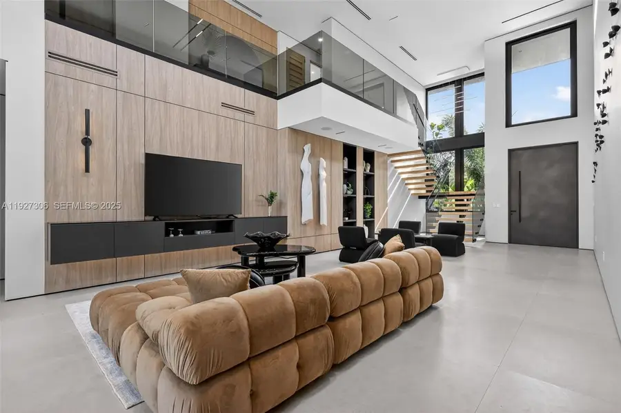 1008 NE 114th St, Biscayne Park, FL 33161 - Image #2