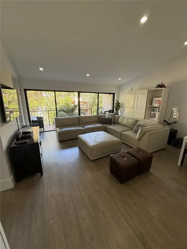 9001 SW 94th St #208, Miami, FL 33176