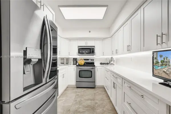 3600 Mystic Pointe Dr #311, Aventura, FL 33180