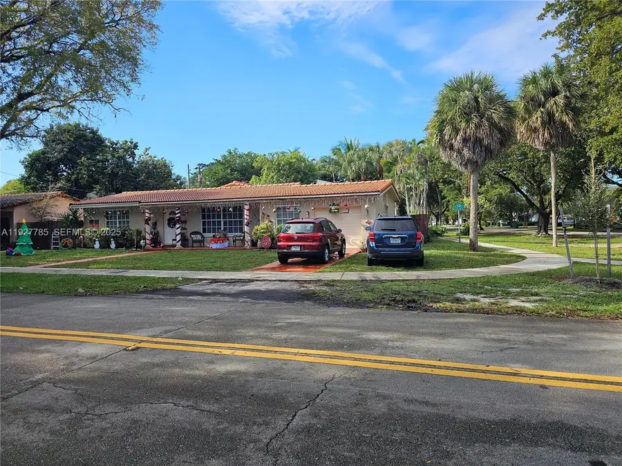 14420 Lake Childs Ct, Miami Lakes, FL 33014 - Image #2