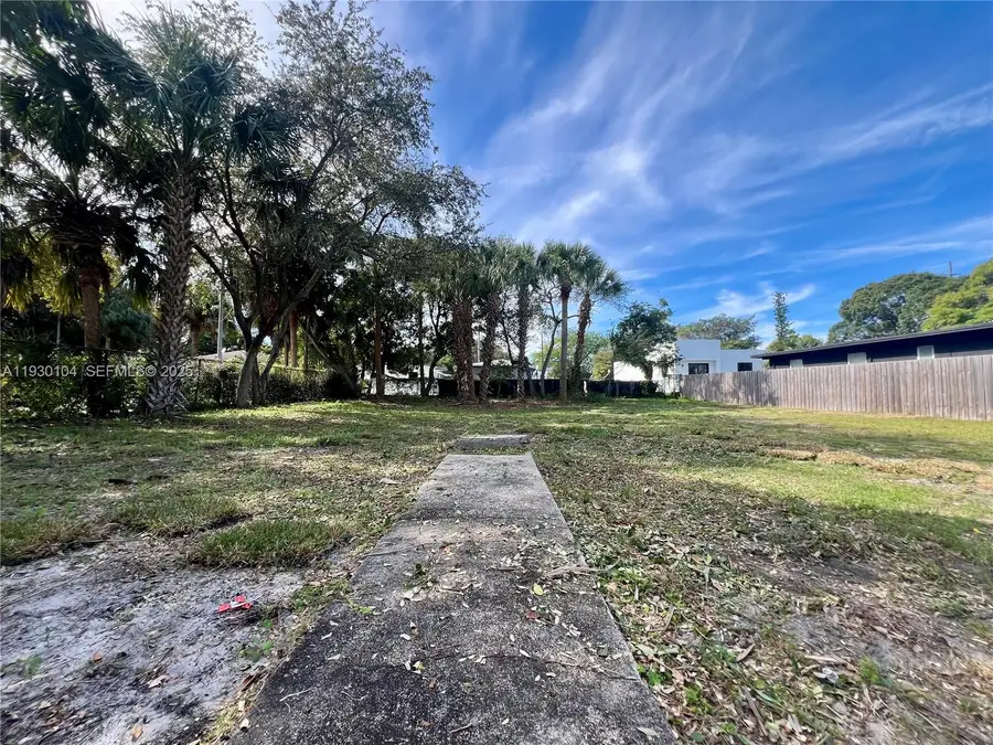 633 NW 14th Ter, Fort Lauderdale, FL 33311 - Image #2