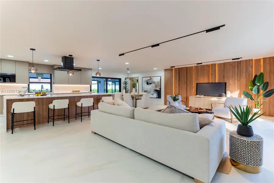 2415 NE 35th Dr, Fort Lauderdale, FL 33308 - Image #2