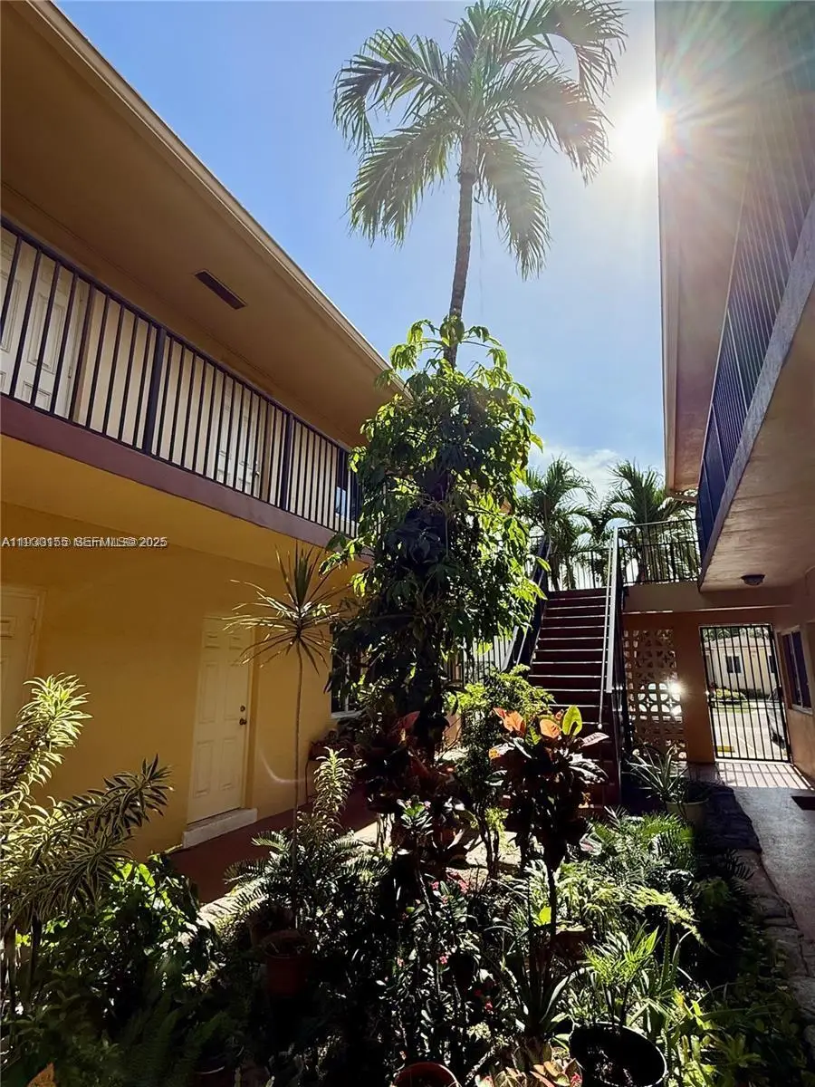 1733 Mayo St #2, Hollywood, FL 33020 - Image #1