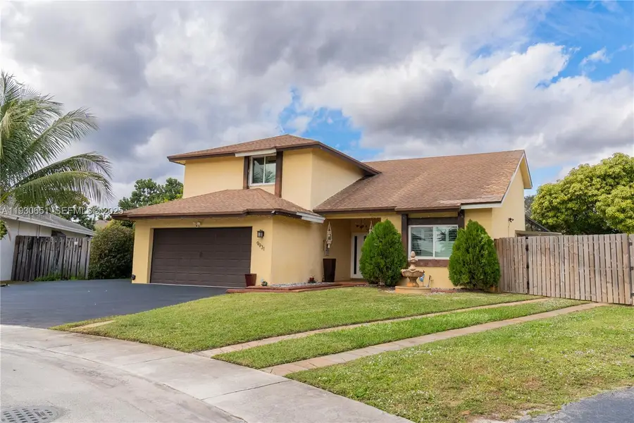 9931 SW 14th St, Pembroke Pines, FL 33025 - Image #2