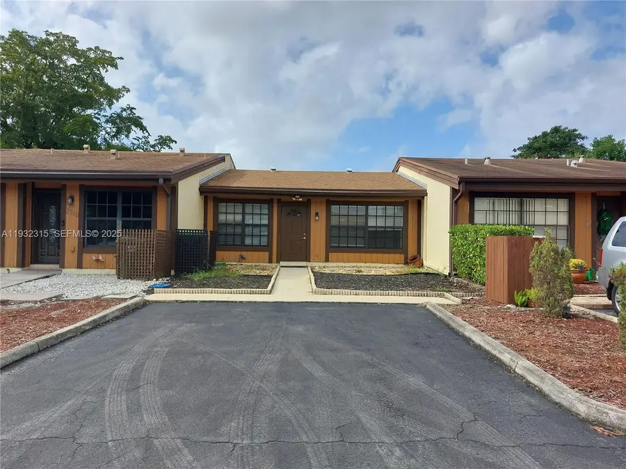 2320 Elm Ct, Pembroke Pines, FL 33026 - Image #3