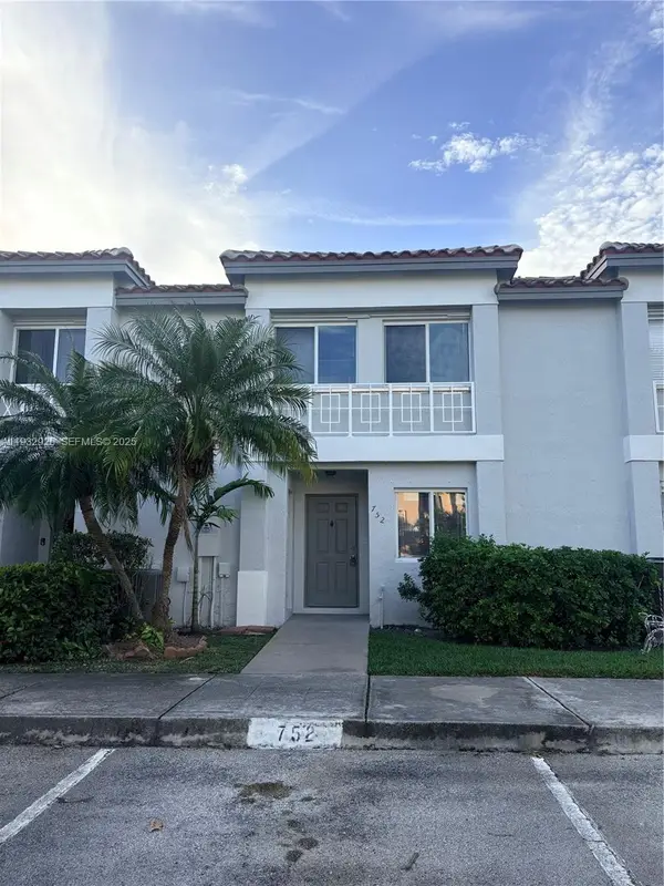 752 NW 208th Ter, Pembroke Pines, FL 33029