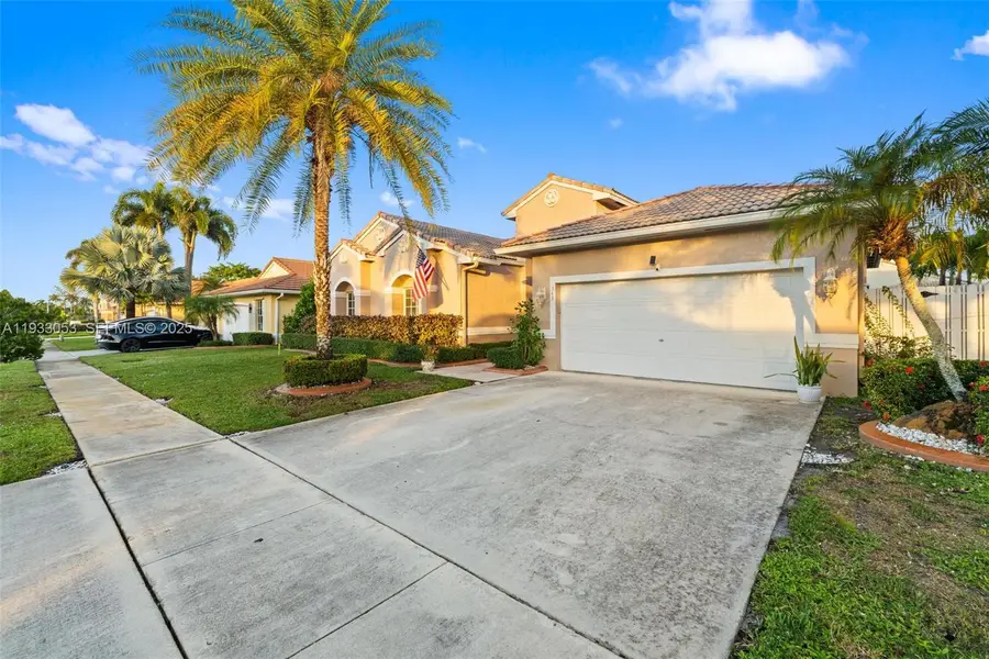 343 SW 187th Ter, Pembroke Pines, FL 33029 - Image #3