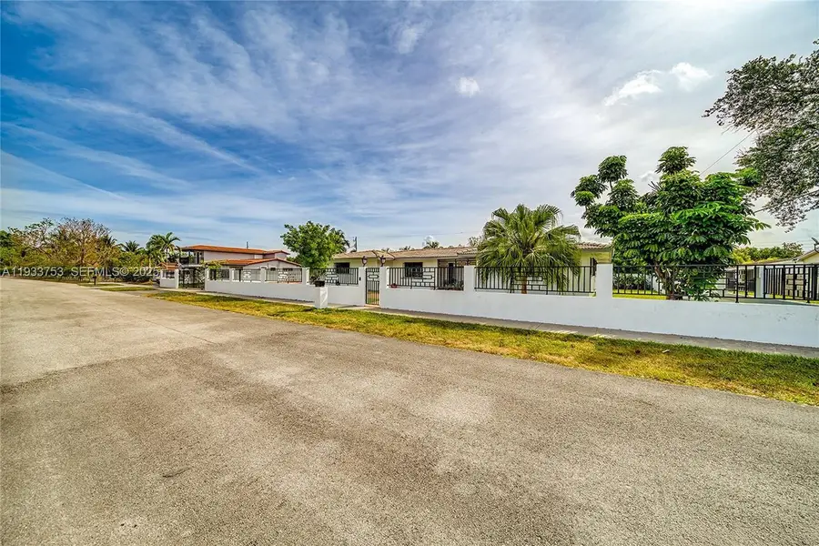 3585 SW 107th Ct, Miami, FL 33165 - Image #2