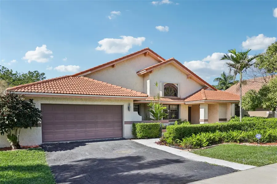 1801 W Oak Knoll Cir, Davie, FL 33324 - Image #2