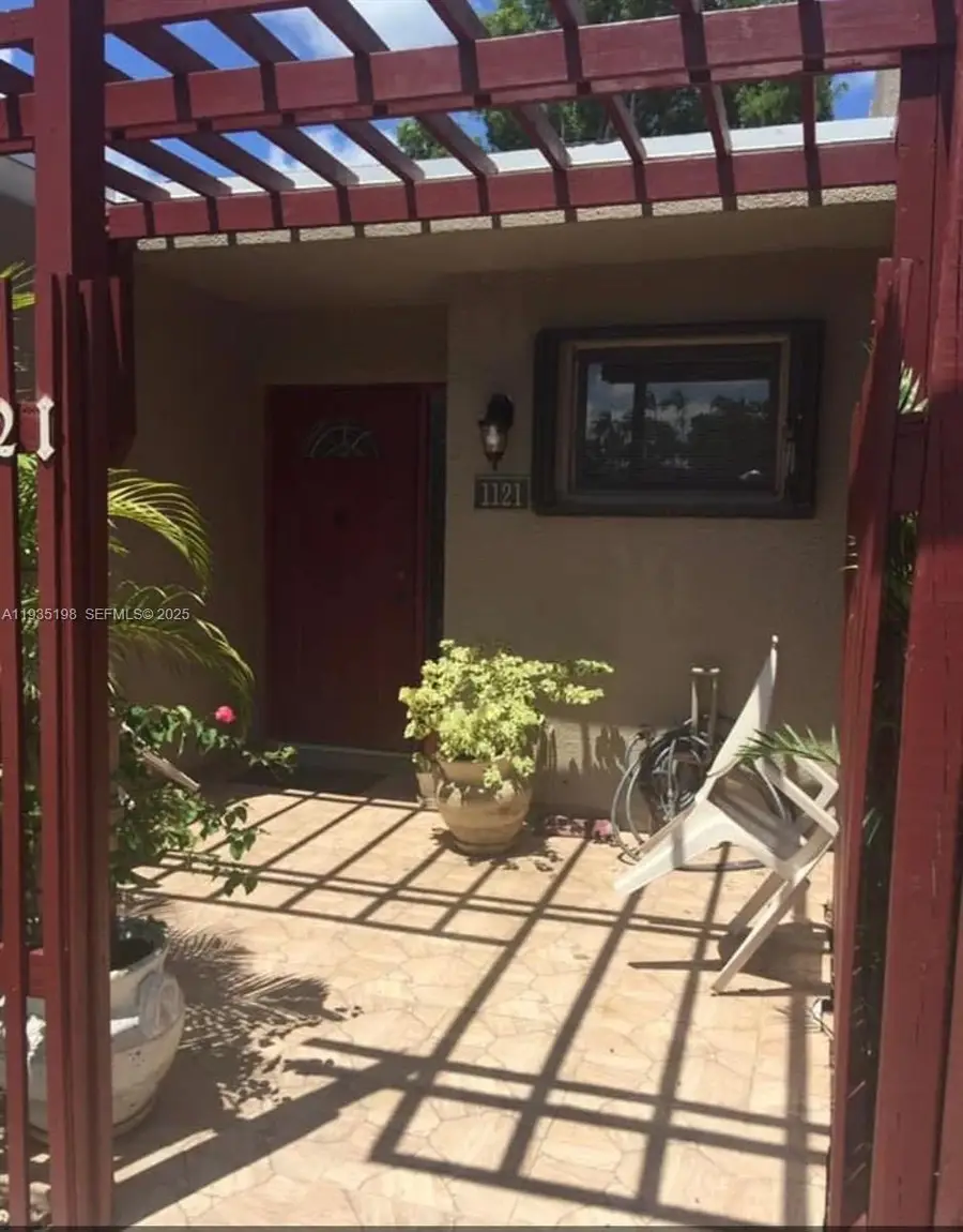 1121 W Fairway Rd, Pembroke Pines, FL 33026 - Image #3