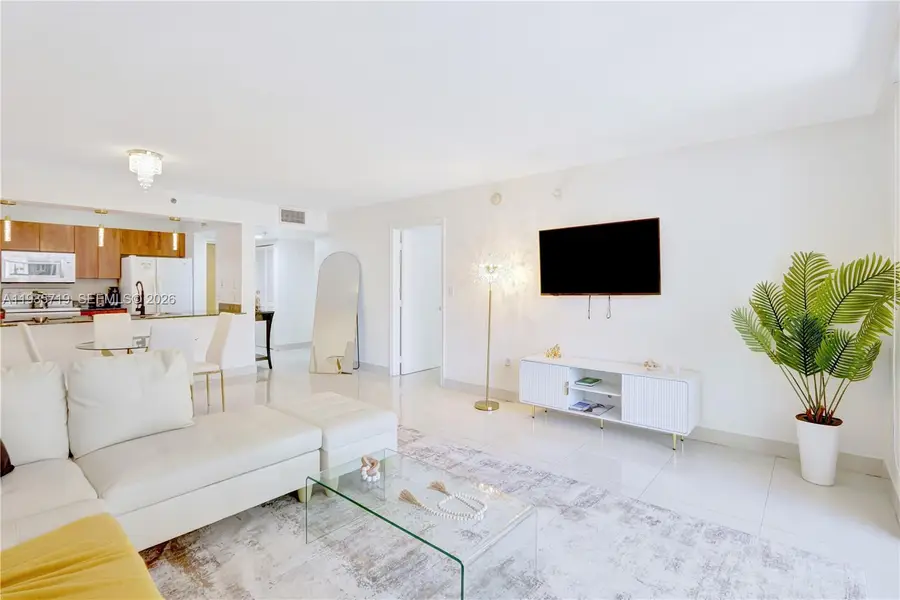 1200 Brickell Bay Dr #2504, Miami, FL 33131 - Image #2