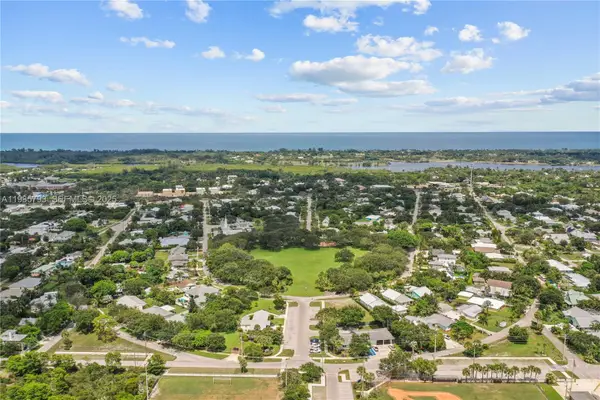 9035 SE Athena St, Hobe Sound, FL 33455