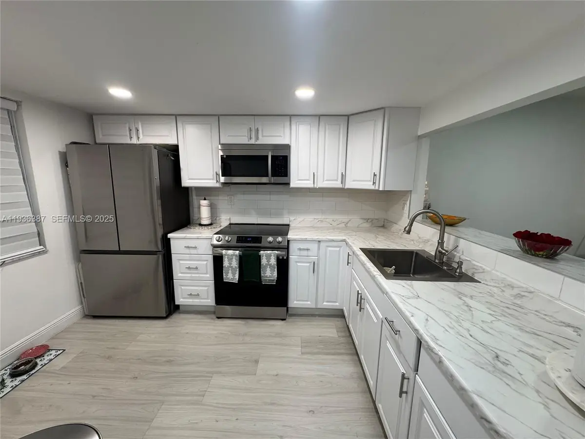 900 Colony Point Cir #218, Pembroke Pines, FL 33026 - Image #1