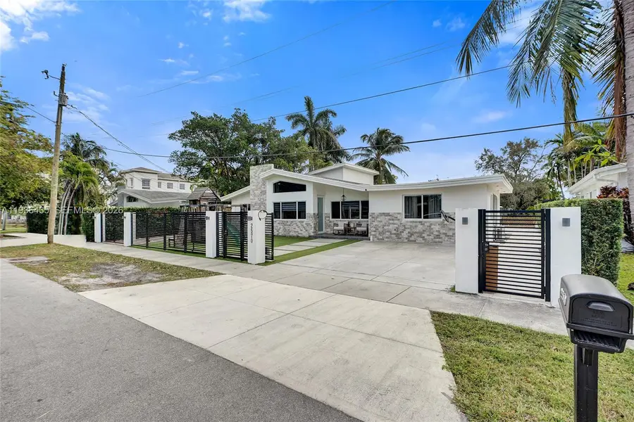 2570 NE 201st St, Miami, FL 33180 - Image #2