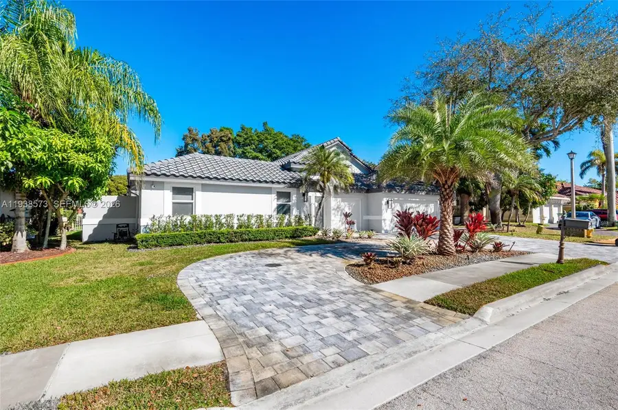 15221 N Laurel Ln N, Pembroke Pines, FL 33027 - Image #3