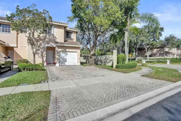 9175 NW 40th Pl, Sunrise, FL 33351