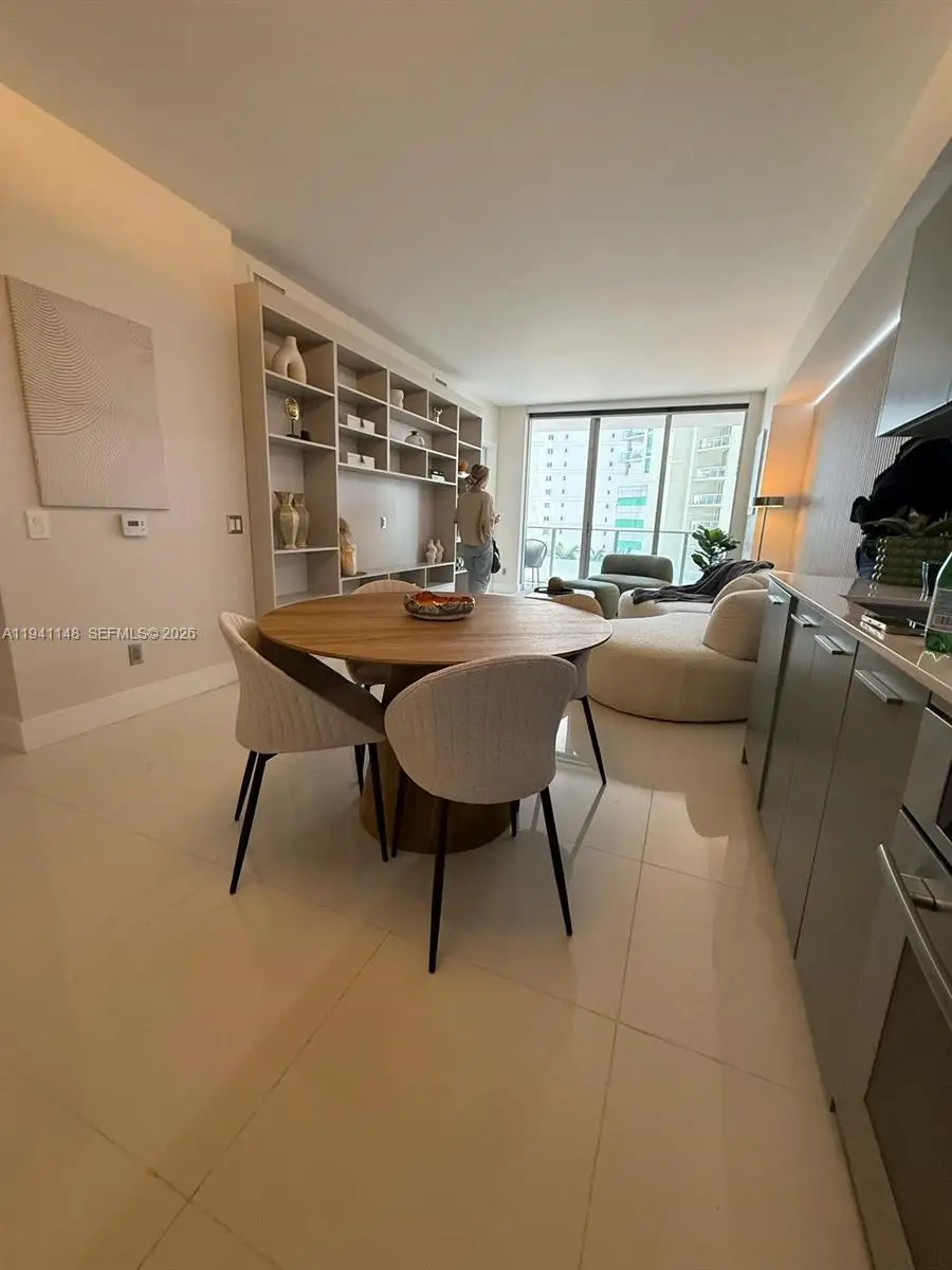 1300 Brickell Bay Dr, Miami, FL 33131 - Image #2