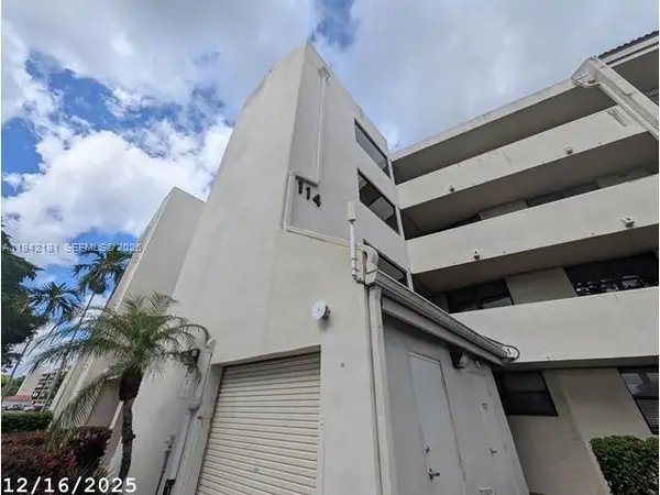 114 Lake Emerald Dr #104, Oakland Park, FL 33309