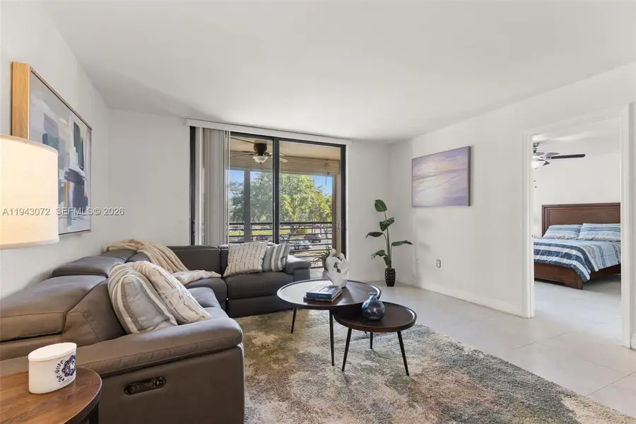 1000 Colony Point Cir #220, Pembroke Pines, FL 33026 - Image #3