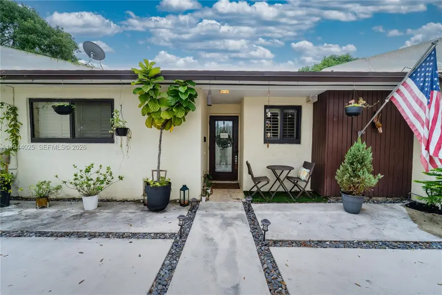 13932 Kendale Lakes Dr, Miami, FL 33183 - Image #2