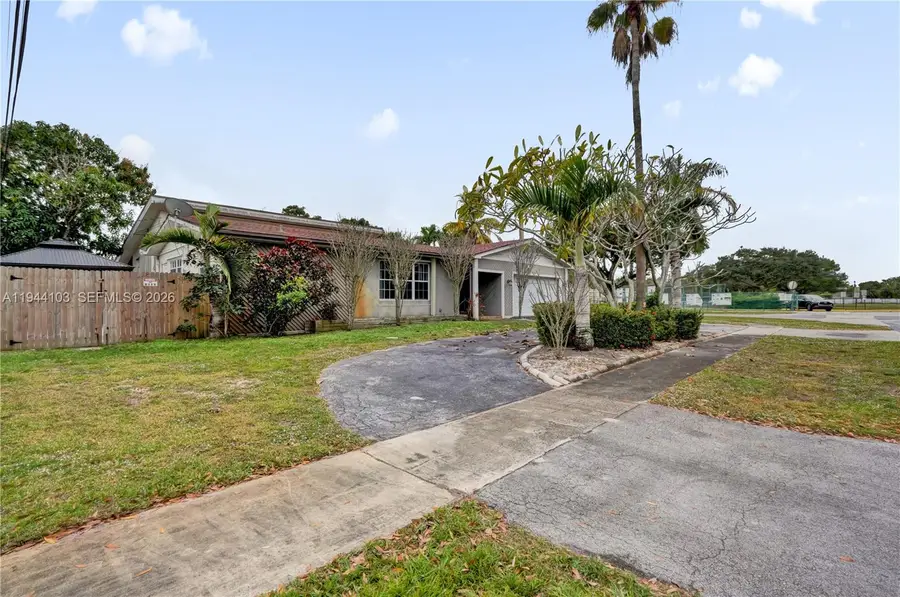 5380 SW 8th Ct, Plantation, FL 33317 - Image #2