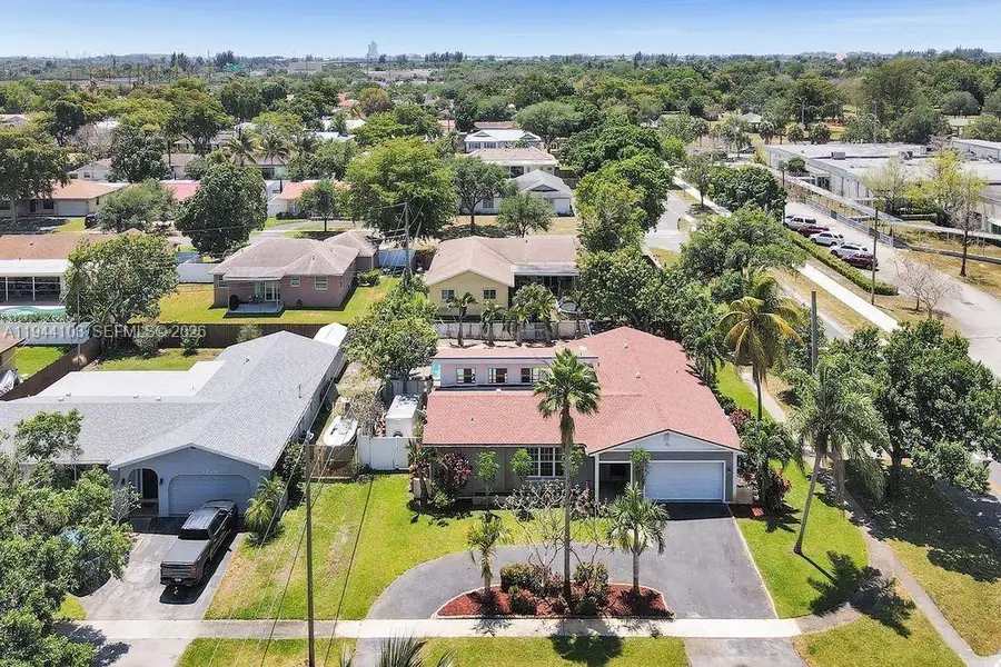 5380 SW 8th Ct, Plantation, FL 33317 - Image #3