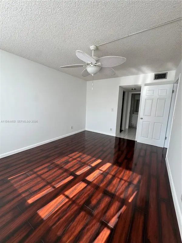 9330 Lagoon Pl #201, Davie, FL 33324