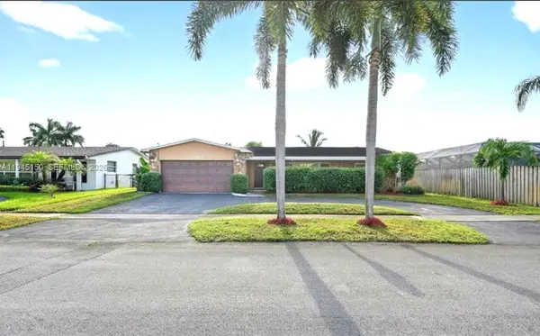 1621 Nw 110 Ter, Pembroke Pines, FL 33026
