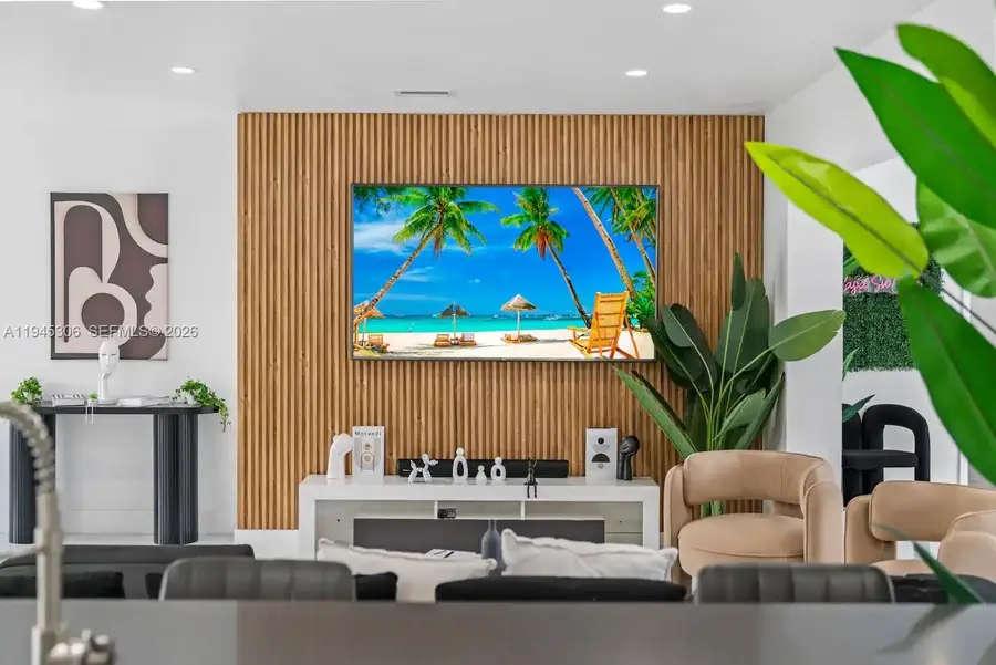 700 NW 9th Ct, Hallandale Beach, FL 33009 - Image #2