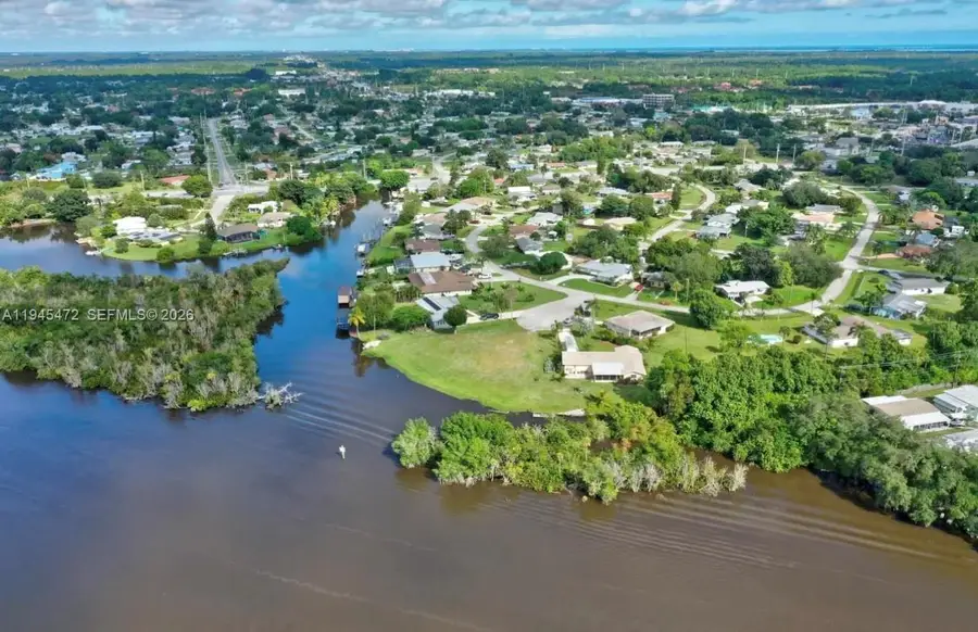 305 SE Camino Ct, Port Saint Lucie, FL 34952 - Image #2