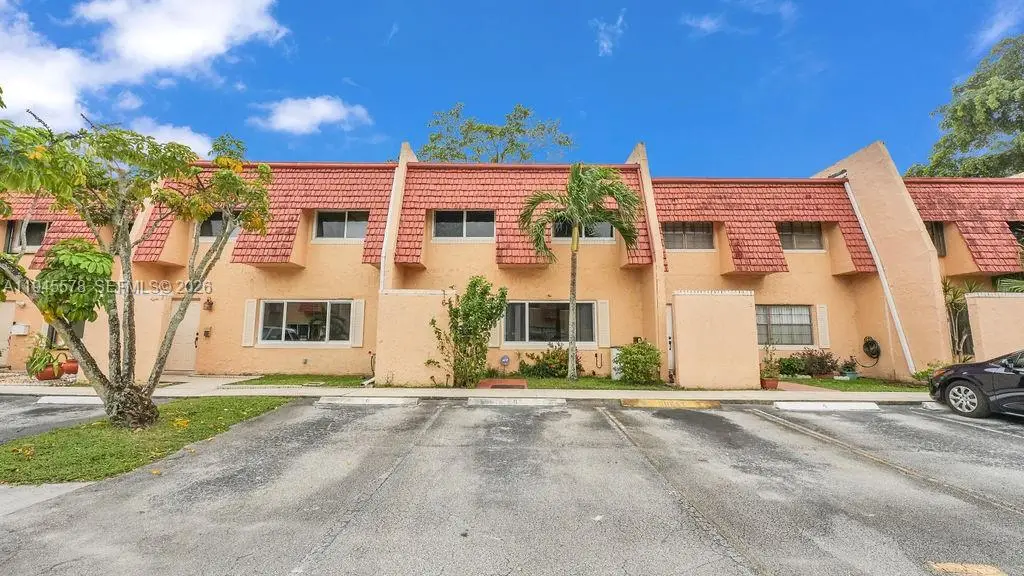 6 Spinning Wheel Ln, Tamarac, FL 33319 - #1