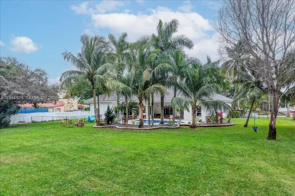 13801 Alexandria Ct, Davie, FL 33325