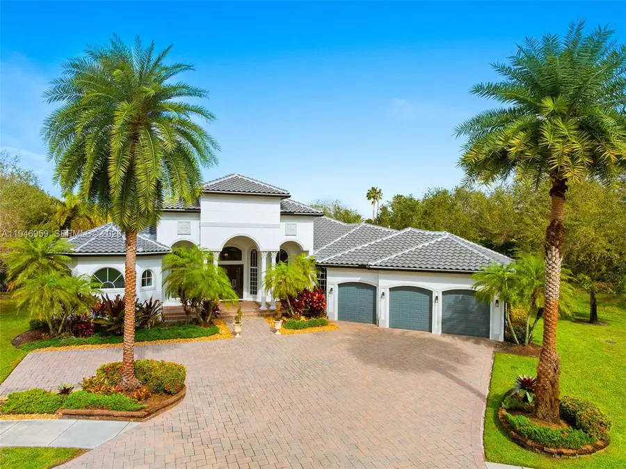 12401 N Stonebrook Cir, Davie, FL 33330 - Image #2