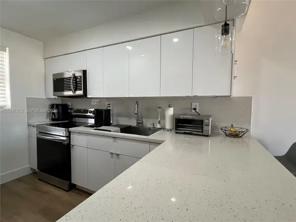 8425 NW 8th St #406, Miami, FL 33126