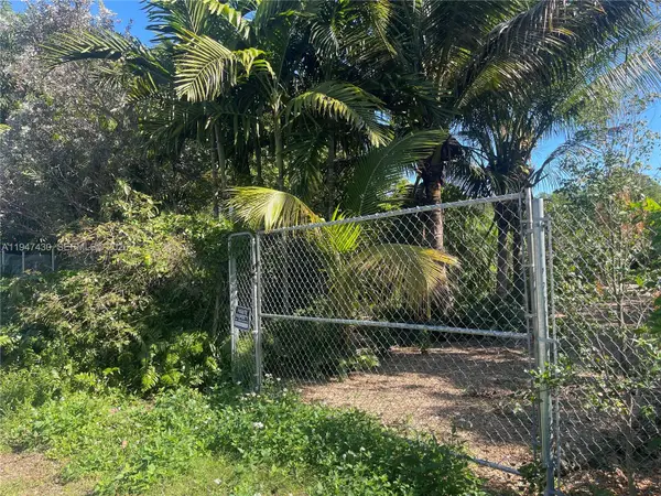 14611 N Spur Dr, North Miami, FL 33161