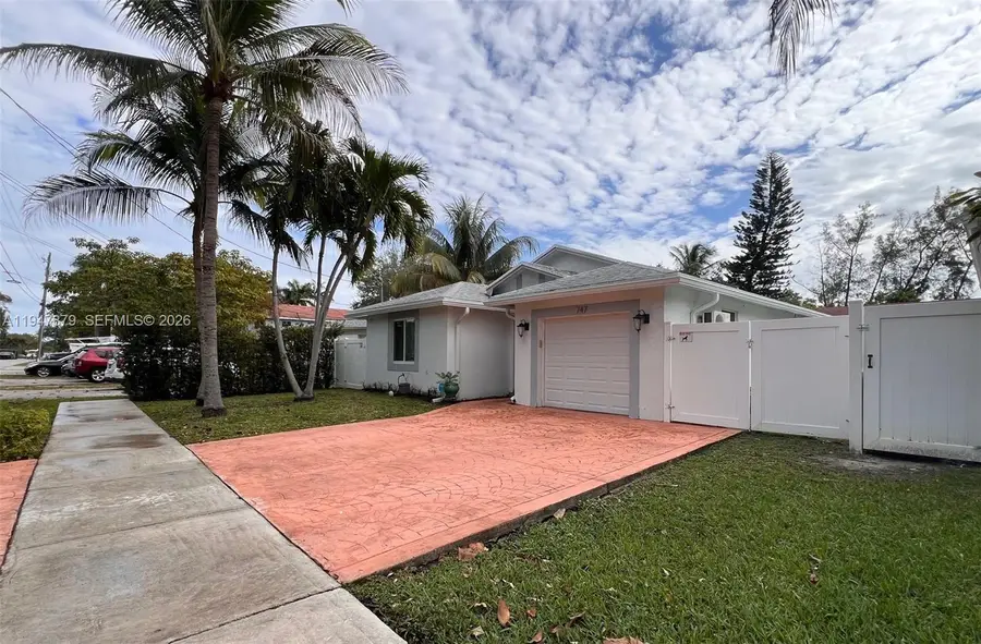 747 SW 6th St, Hallandale Beach, FL 33009 - #2
