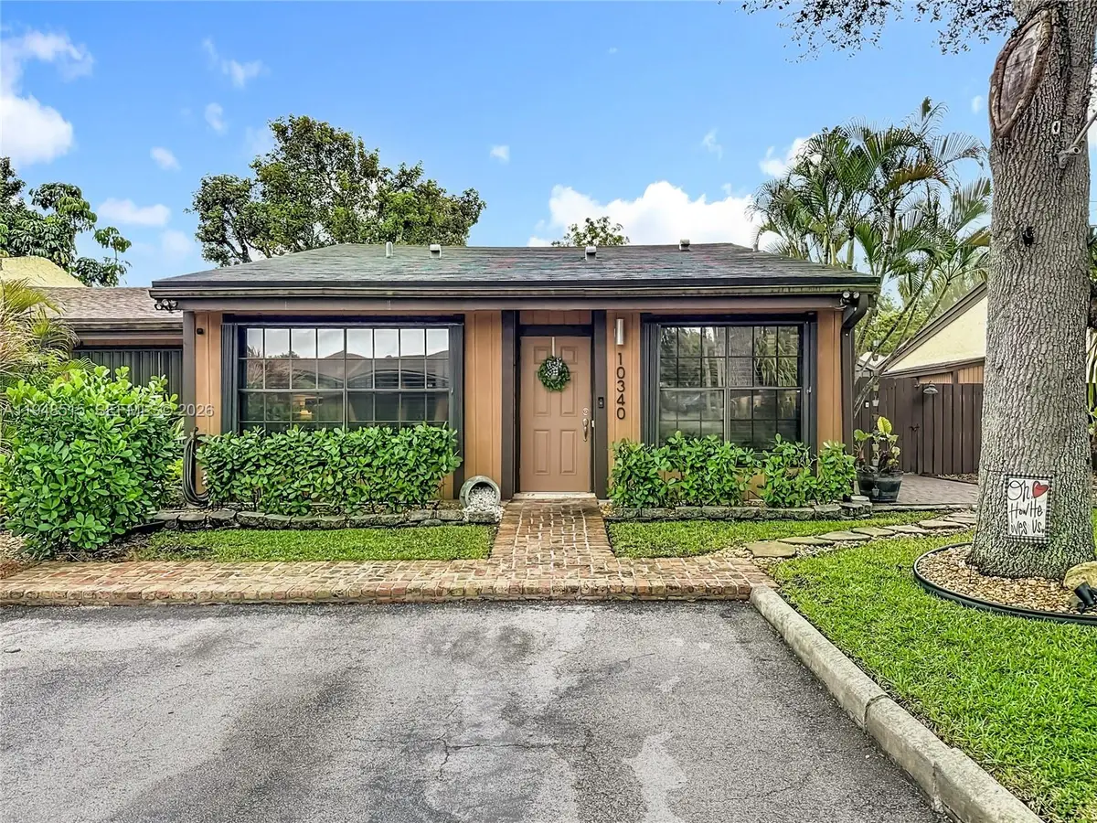 10340 Laurel Ct, Pembroke Pines, FL 33026 - Image #1