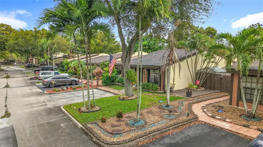 10340 Laurel Ct, Pembroke Pines, FL 33026 - Image #3