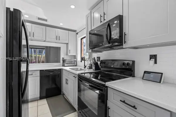 8009 NW 29th St, Sunrise, FL 33322