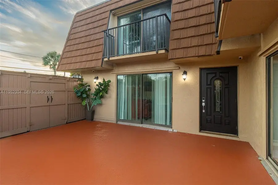 2566 Lakeview Ct, Cooper City, FL 33026 - Image #2