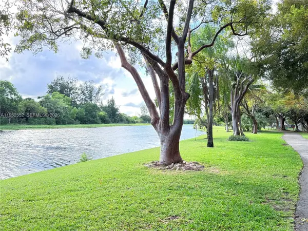 2206 S Cypress Bend Dr #508, Pompano Beach, FL 33069