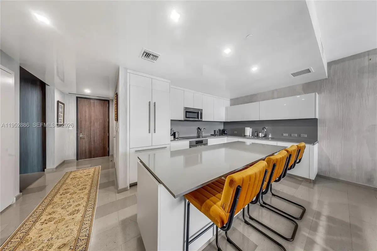 68 SE 6th St #3309, Miami, FL 33131 - Image #1