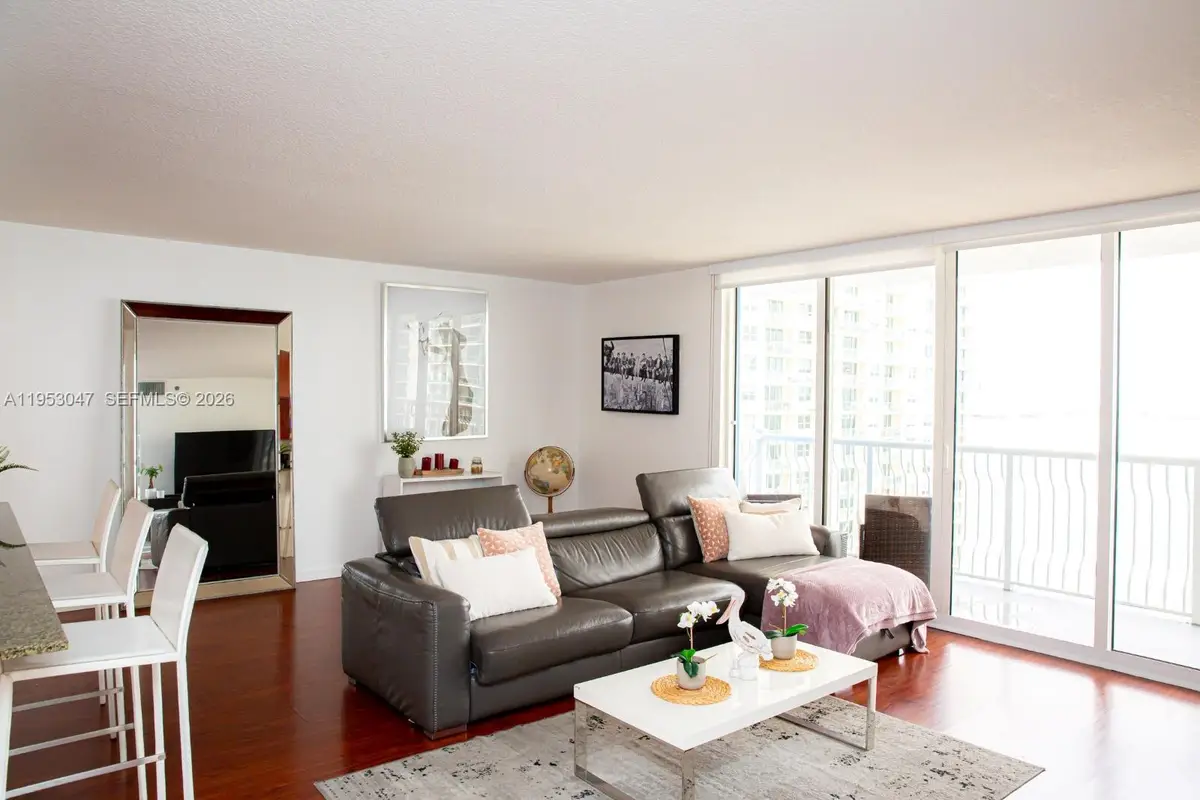 1200 Brickell Bay Dr #1901, Miami, FL 33131 - Image #1