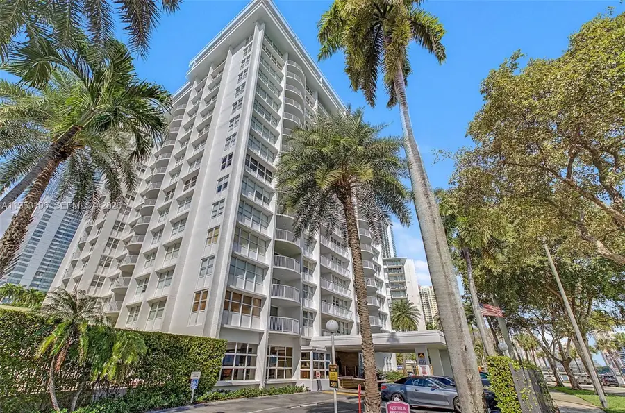 1420 Brickell Bay Dr #904B, Miami, FL 33131 - Image #2