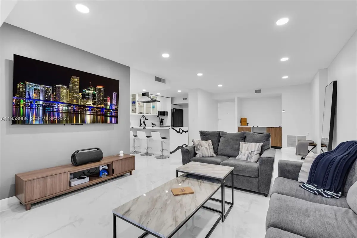 3800 Hillcrest Dr #203, Hollywood, FL 33021 - Image #1